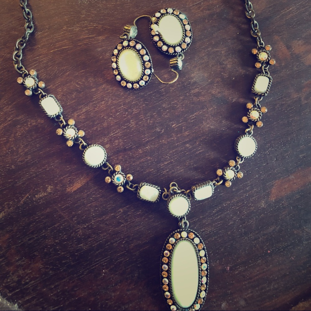 Vintage looking necklace and matching earrings